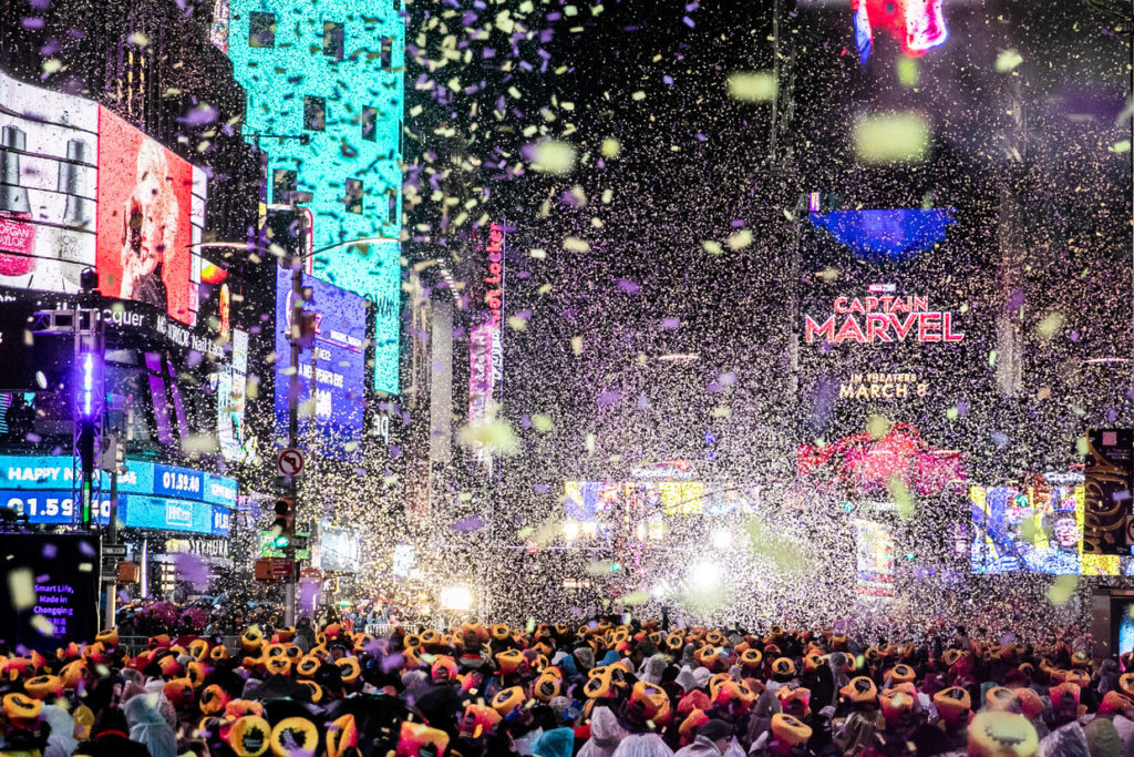 Feliz Año Nuevo 2019! Confeti y fuegos artificiales adornan el mundo en